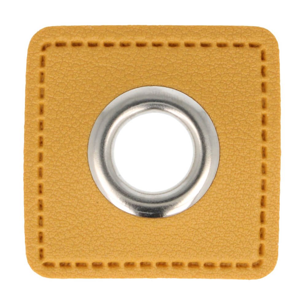 Kleiner quadratischer Kunstleder Ösen-Patch in Senfgelb mit 8mm Silber-Öse, 27x27mm Außenmaß, ideal für Hoodies, Kordeln und modische Farbakzente.