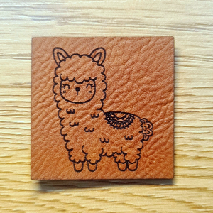 „LAMA“ Nählabel 4×4 cm – vegan, handmade, Schnuckidu® Kunstleder Braun