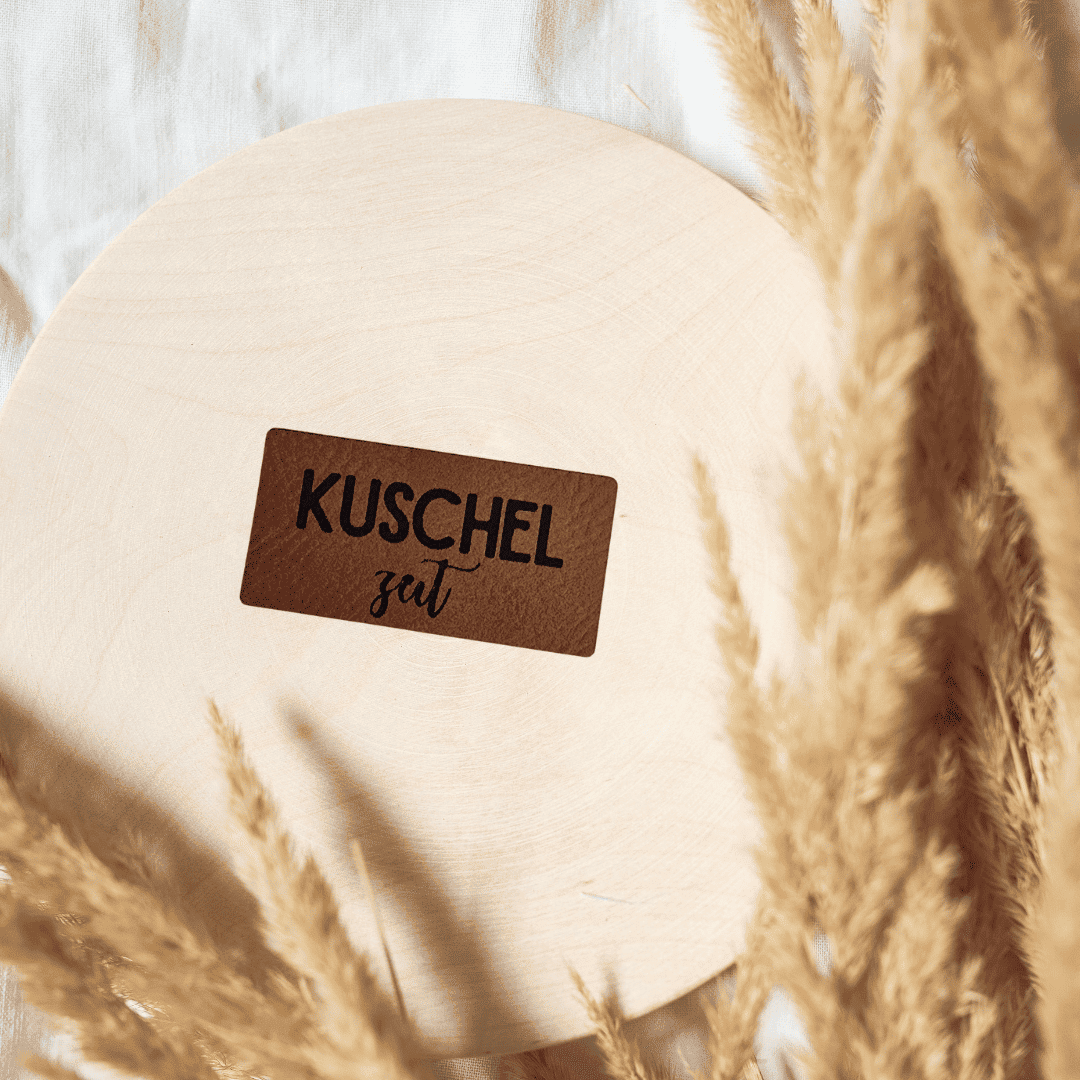 „Kuschelzeit“ Nählabel 4,7cm x 2,4cm – vegan, handmade, Schnuckidu® Kunstleder Braun/Schwarz