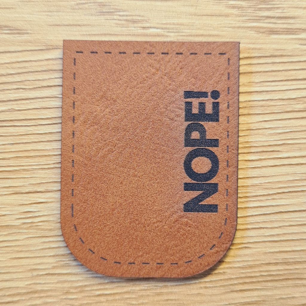 Braunes Kunstleder-Kordelende „NOPE!“, U-förmig zum Aufnähen, humorvolles Statement-Label für Hoodies, vegan, laser-graviert bei Schnuckidu