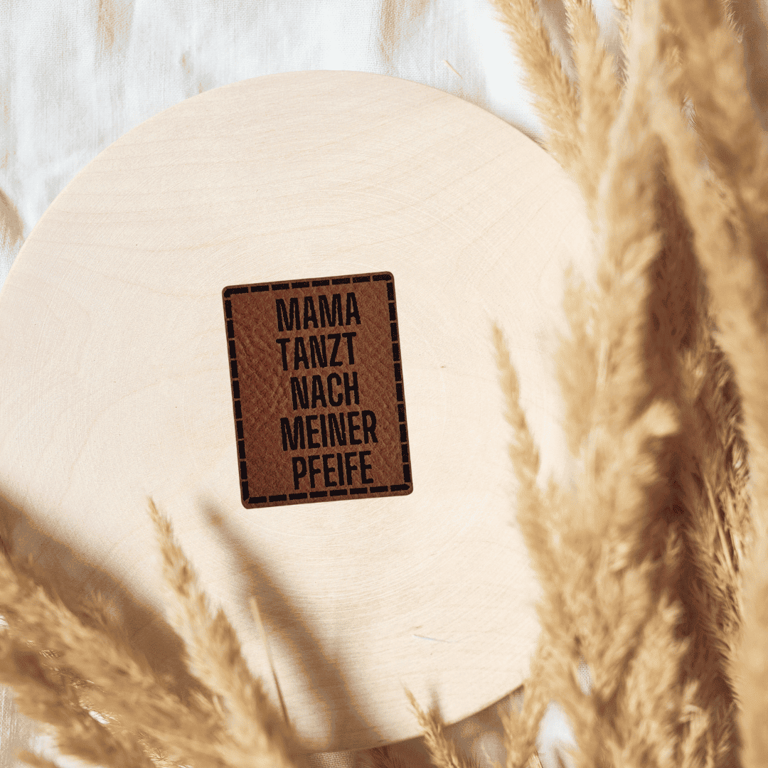 „Mama tanzt“ Nählabel 3×4 cm – vegan, handmade, Schnuckidu® Kunstleder Braun/Schwarz