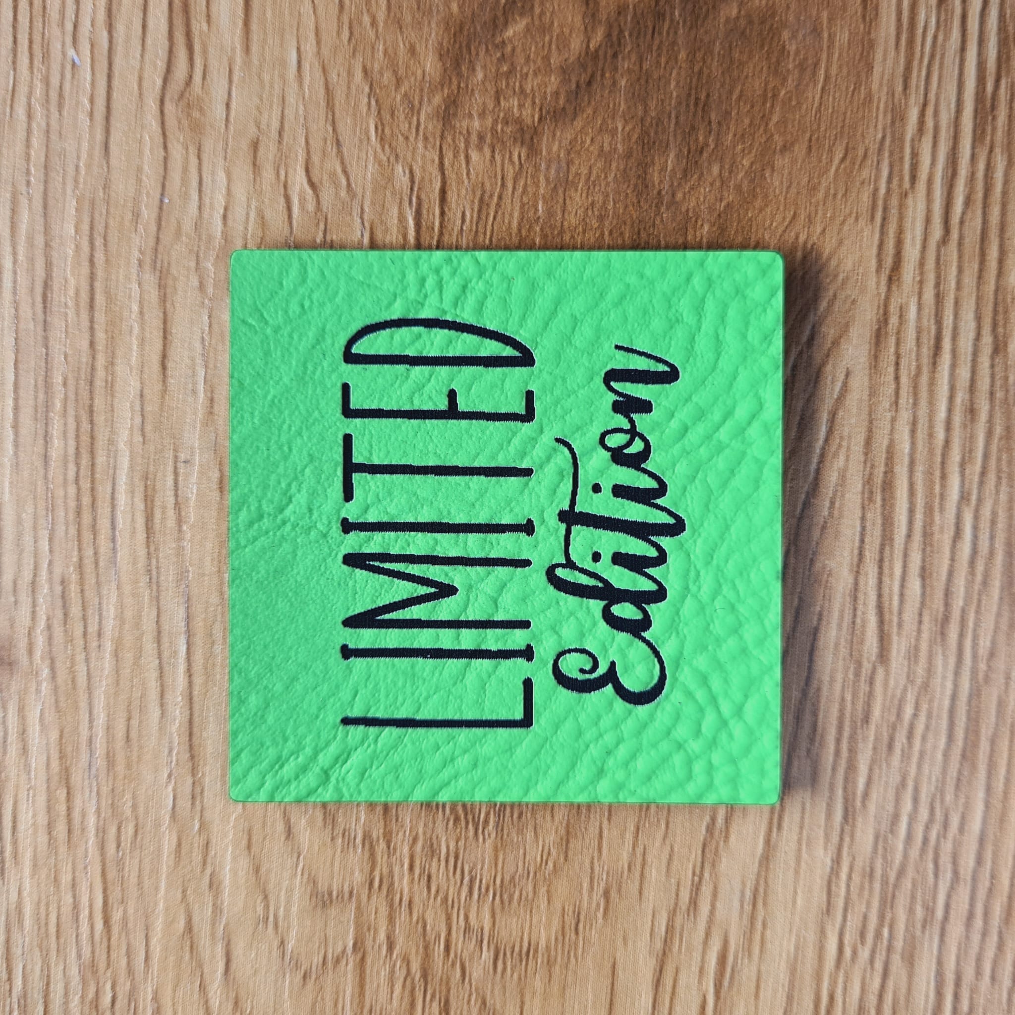 Quadratisches neon-grünes Kunstleder-Label mit dem Schriftzug „Limited Edition“, ca. 4 x 4 cm, veganes Leder-Patch für exklusive Handmade-Kleidung, laser-graviert bei Schnuckidu