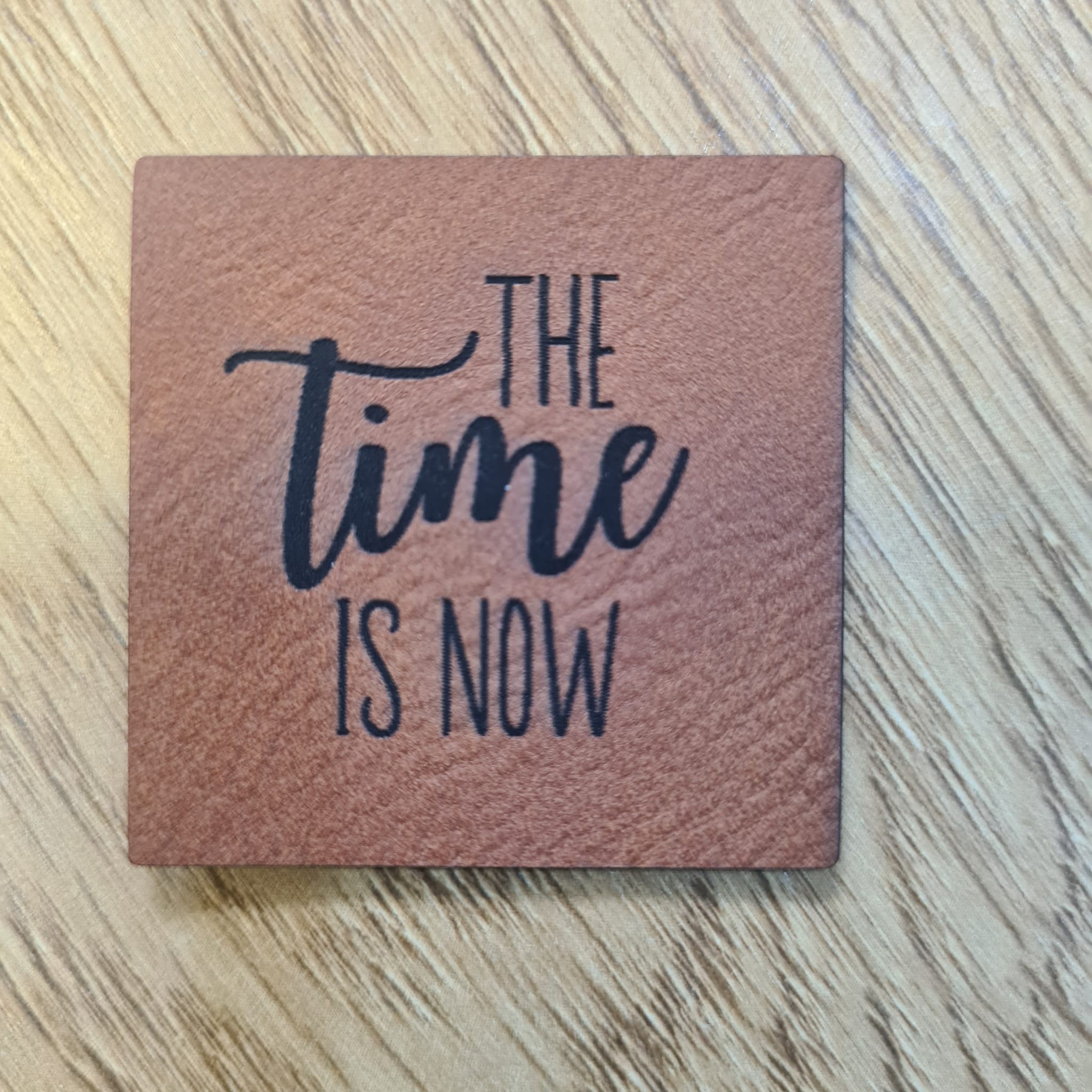 „The time is now“ Nählabel 4×4 cm – vegan, handmade, Schnuckidu® Kunstleder Braun/Schwarz