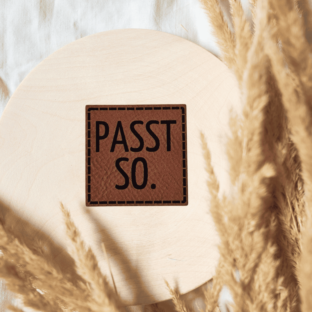 „Passt so.“ Nählabel 4×4 cm – vegan, handmade, Schnuckidu® Kunstleder Braun/Schwarz