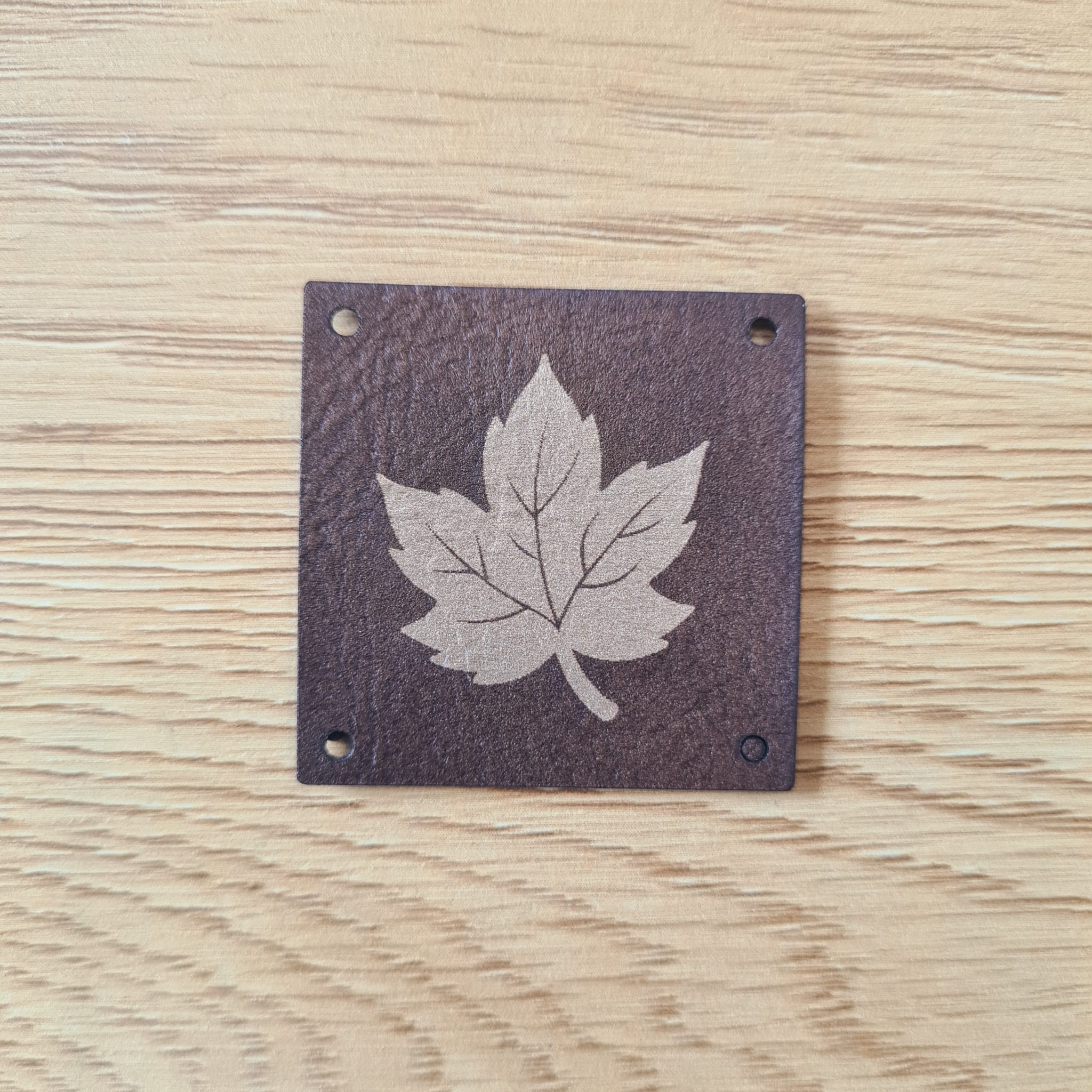 „Herbstblatt“ Nählabel 4×4 cm zum Geburtstagspreis – vegan, handmade, Schnuckidu® Kunstleder Braun/Gold