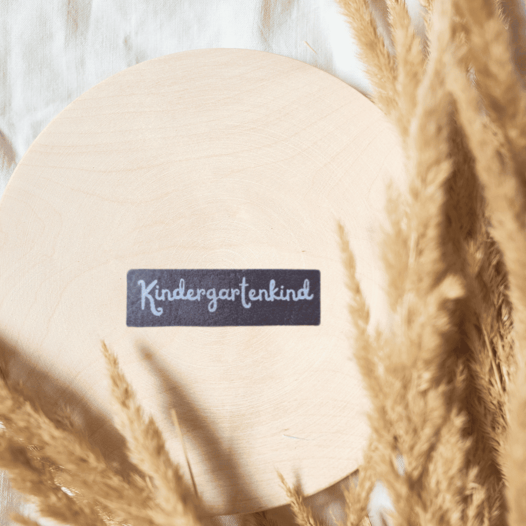 „Kindergartenkind“ Nählabel 4,8cm x 1,5cm – vegan, handmade, Schnuckidu® Kunstleder Braun/Silber