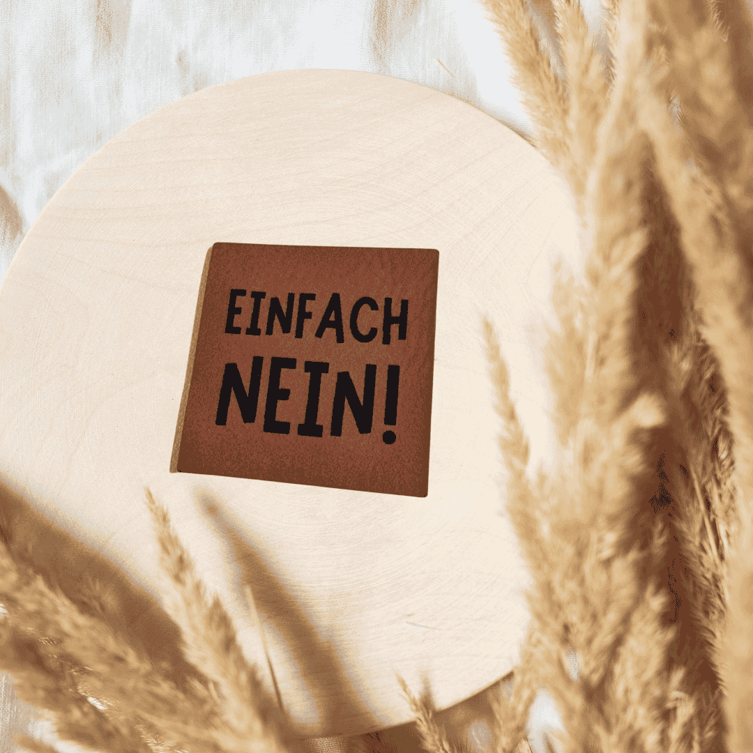 Quadratisches braunes Kunstleder-Label mit dem Schriftzug „Einfach Nein!“, 4 x 4 cm, veganes Nählabel mit Statement, laser-graviert bei Schnuckidu.