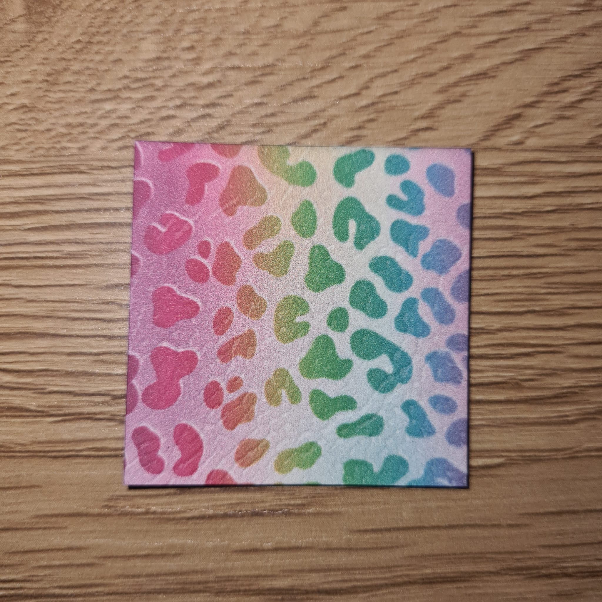 „Leo bunt“ Nählabel 4×4 cm – vegan, handmade, Schnuckidu® Kunstleder