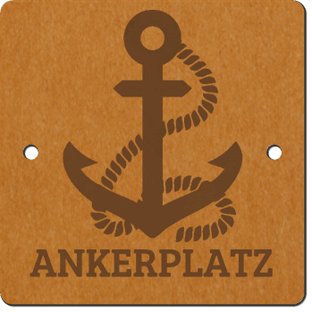 eganes FloraPap-Nählabel mit laser-graviertem Schriftzug „Ankerplatz“ und einem filigranen Anker, SnapPap-Klasse zum Annähen für maritime Hoodies und Taschen, Schnuckidu Eigenproduktion.