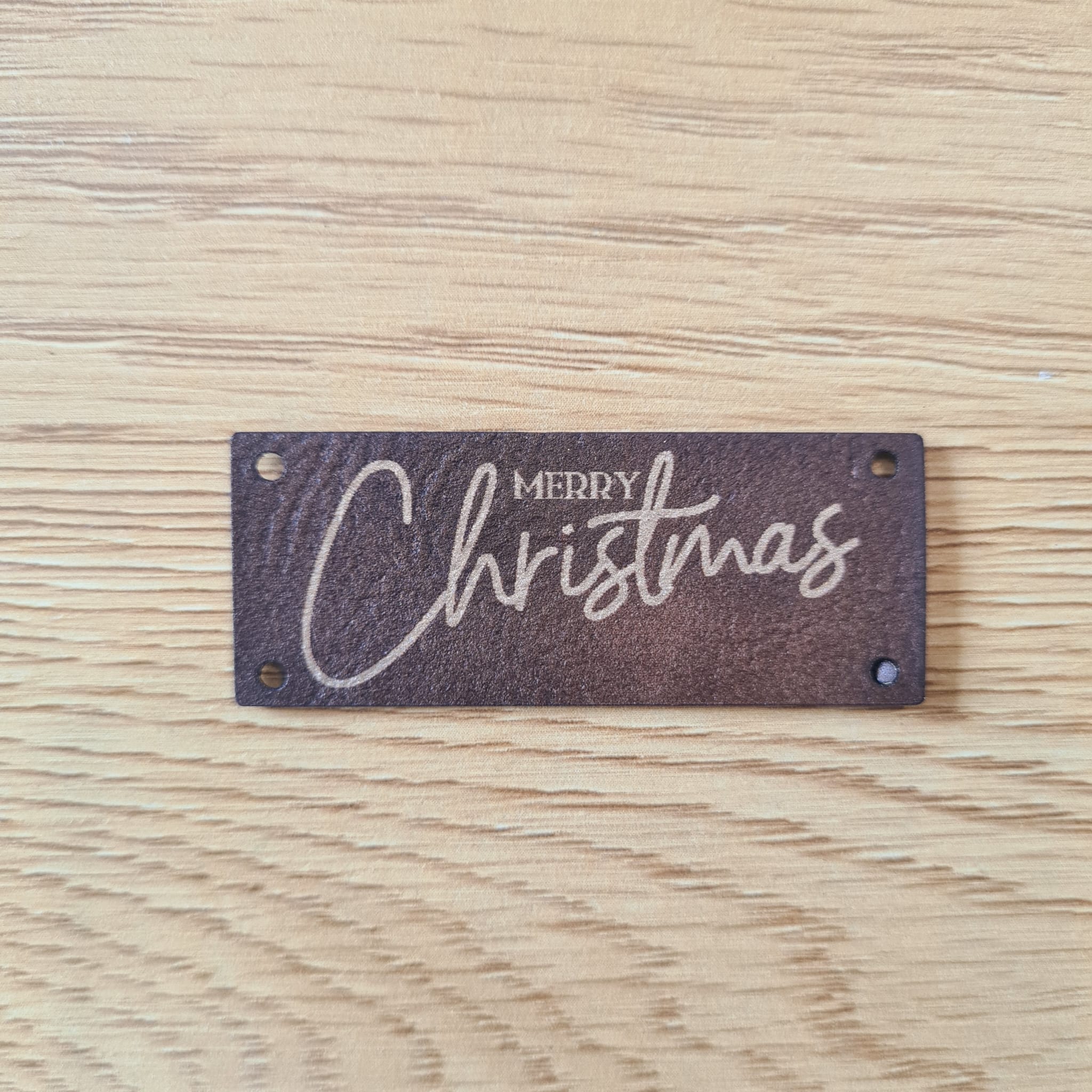 „Merry Christmas“ Nählabel 5,4x2 cm zum Geburtstagspreis – vegan, handmade, Schnuckidu® Kunstleder Braun/Gold