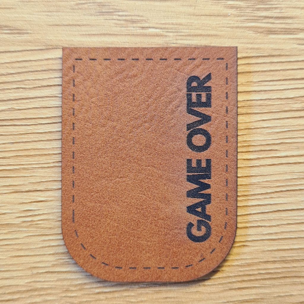 Braunes Kunstleder-Kordelende „GAME OVER“, U-förmig zum Aufnähen, gaming-inspiriertes Statement-Label für Hoodies und Taschen, vegan, laser-graviert bei Schnuckidu