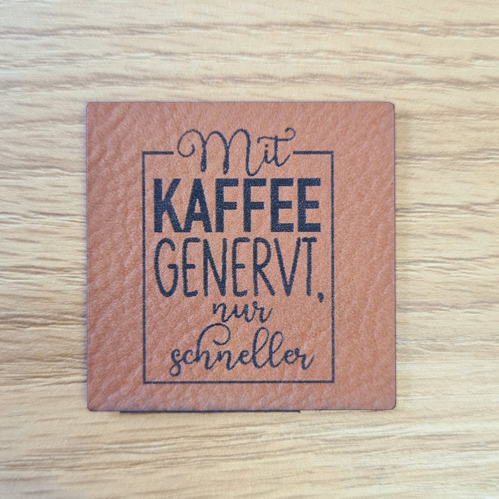 Quadratisches braunes Kunstleder-Label mit dem Spruch „Mit Kaffee genervt, nur schneller.“, ca. 4 x 4 cm, veganes Leder-Patch für Kaffeeliebhaber, laser-graviert bei Schnuckidu