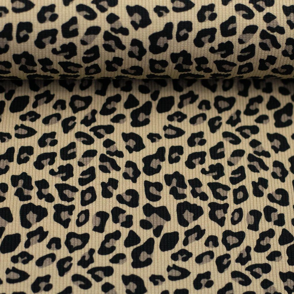 Elastischer Rippjersey Stoff Leonore von Swafing auf dem Ballen mit klassischem Leoprint in Schwarz-Braun auf warmem Camel-Grund, 230g/m² aus Baumwolle mit Elasthan