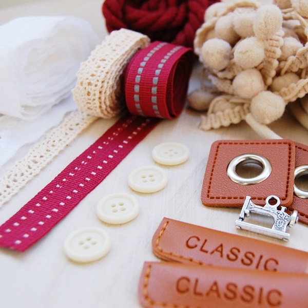 Schnuckidu Tüddel Tüte – Überraschungspaket mit 10 Metern gemischten Bändern wie Spitze, Kordel und Paspel sowie Perlen. DIY-Zubehör-Mix für kreative Nähprojekte.