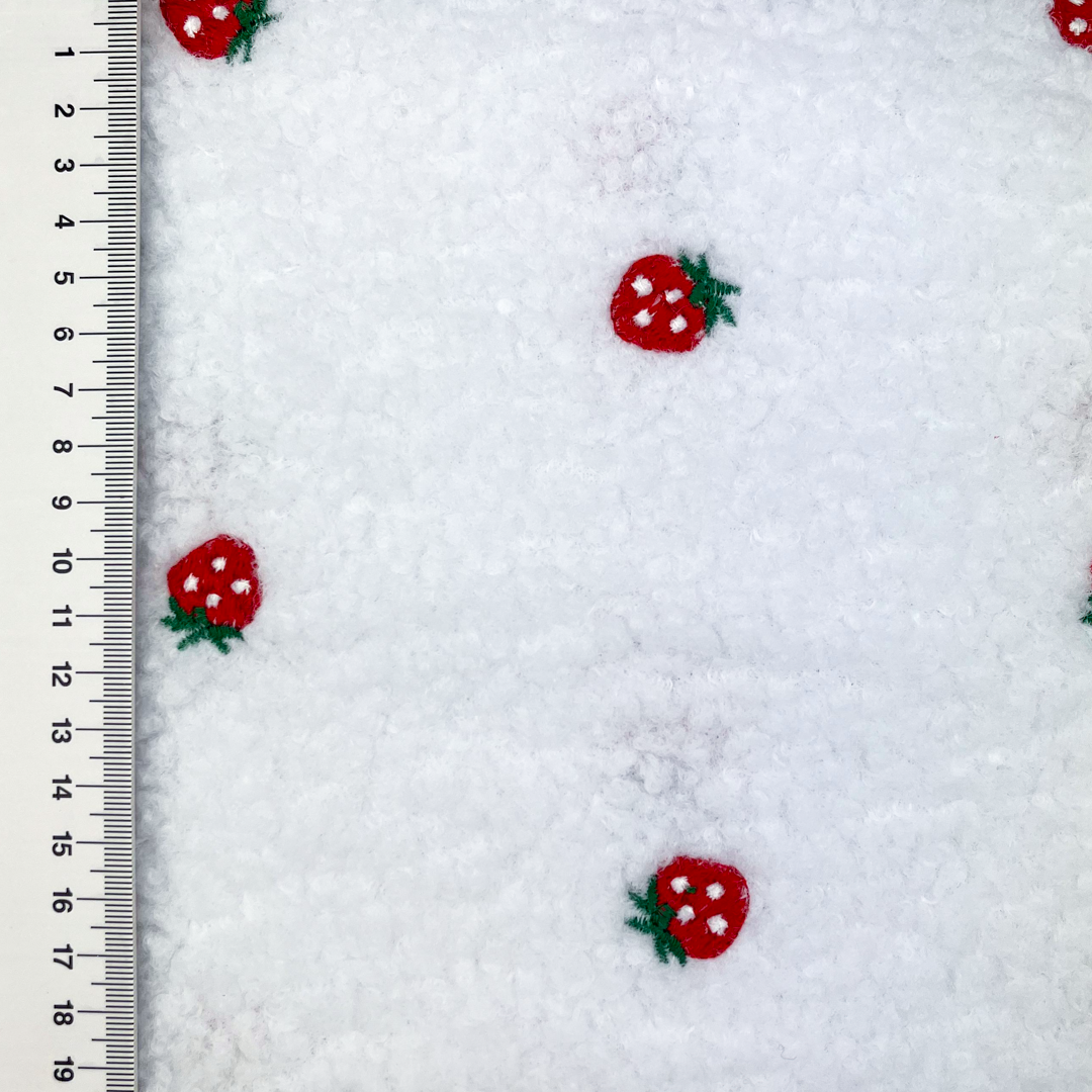 Weißer Teddyplüsch Fleece Stoff bestickt mit kleinen roten Erdbeeren Meterware