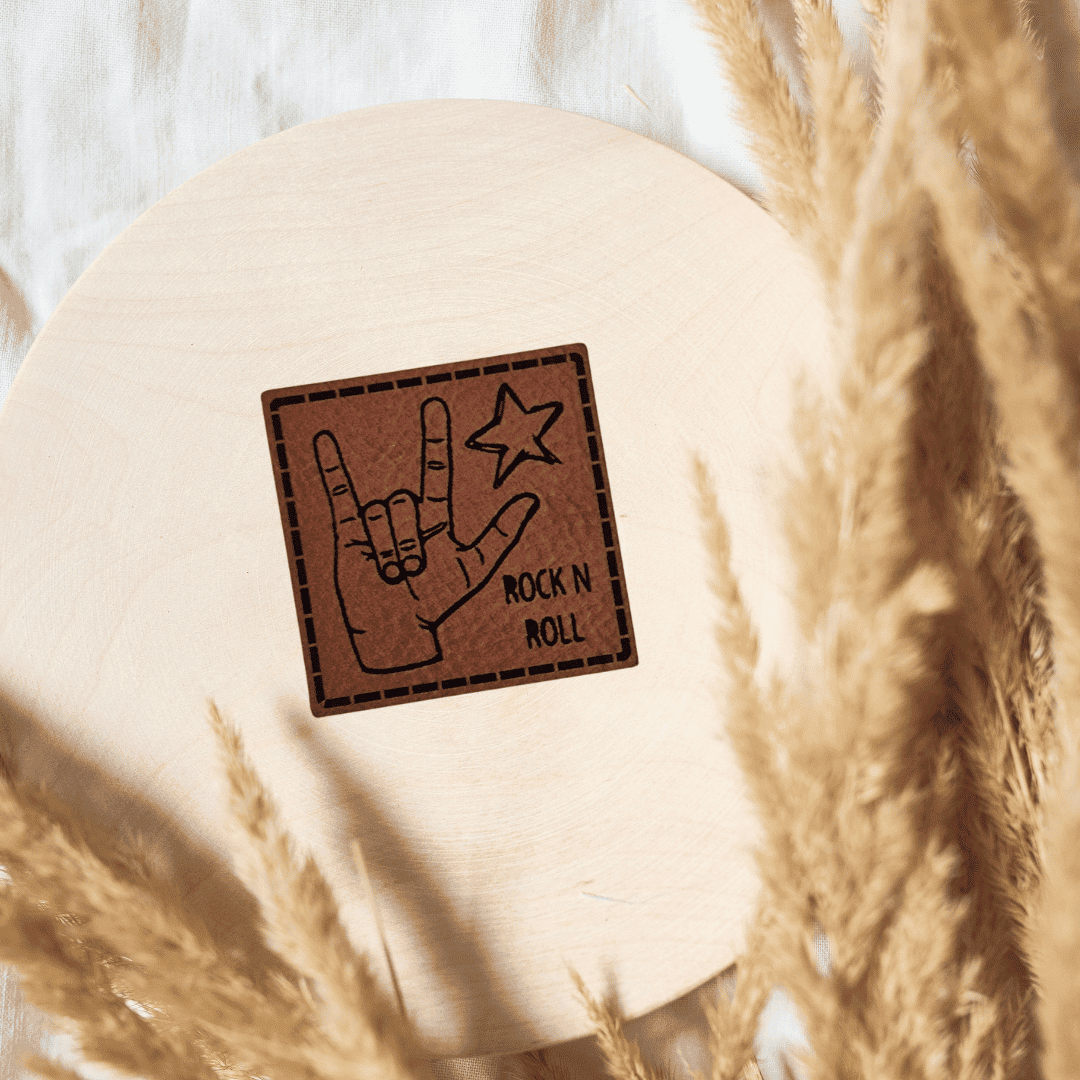 „Rockn Roll“ Nählabel 4×4 cm – vegan, handmade, Schnuckidu® Kunstleder Braun/Schwarz