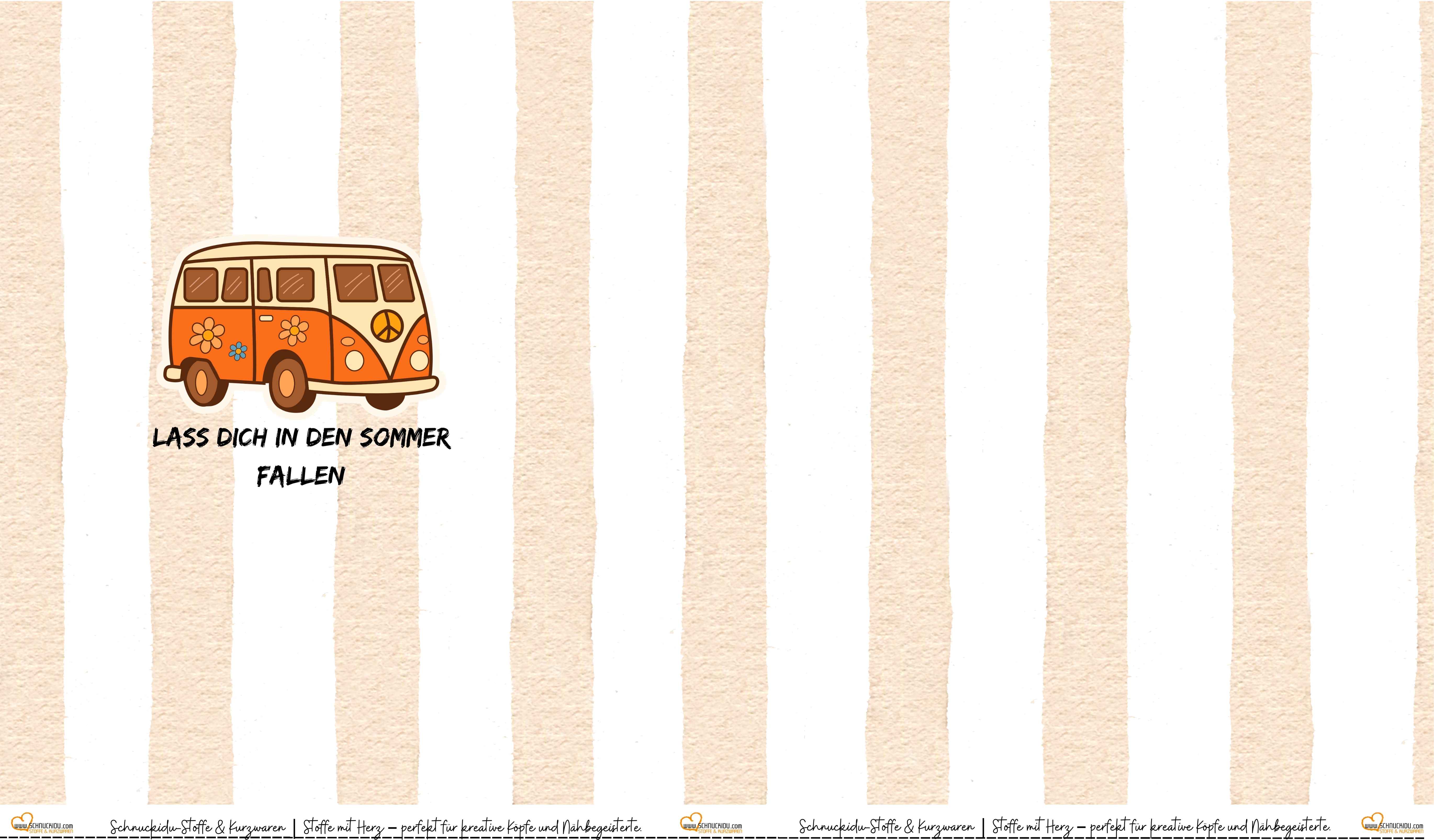 Schnuckidu Eigendesign French Terry Panel mit orangefarbenem Retro-Bulli und Spruch Lass dich in den Sommer fallen auf beige-weiß gestreiftem Hintergrund.