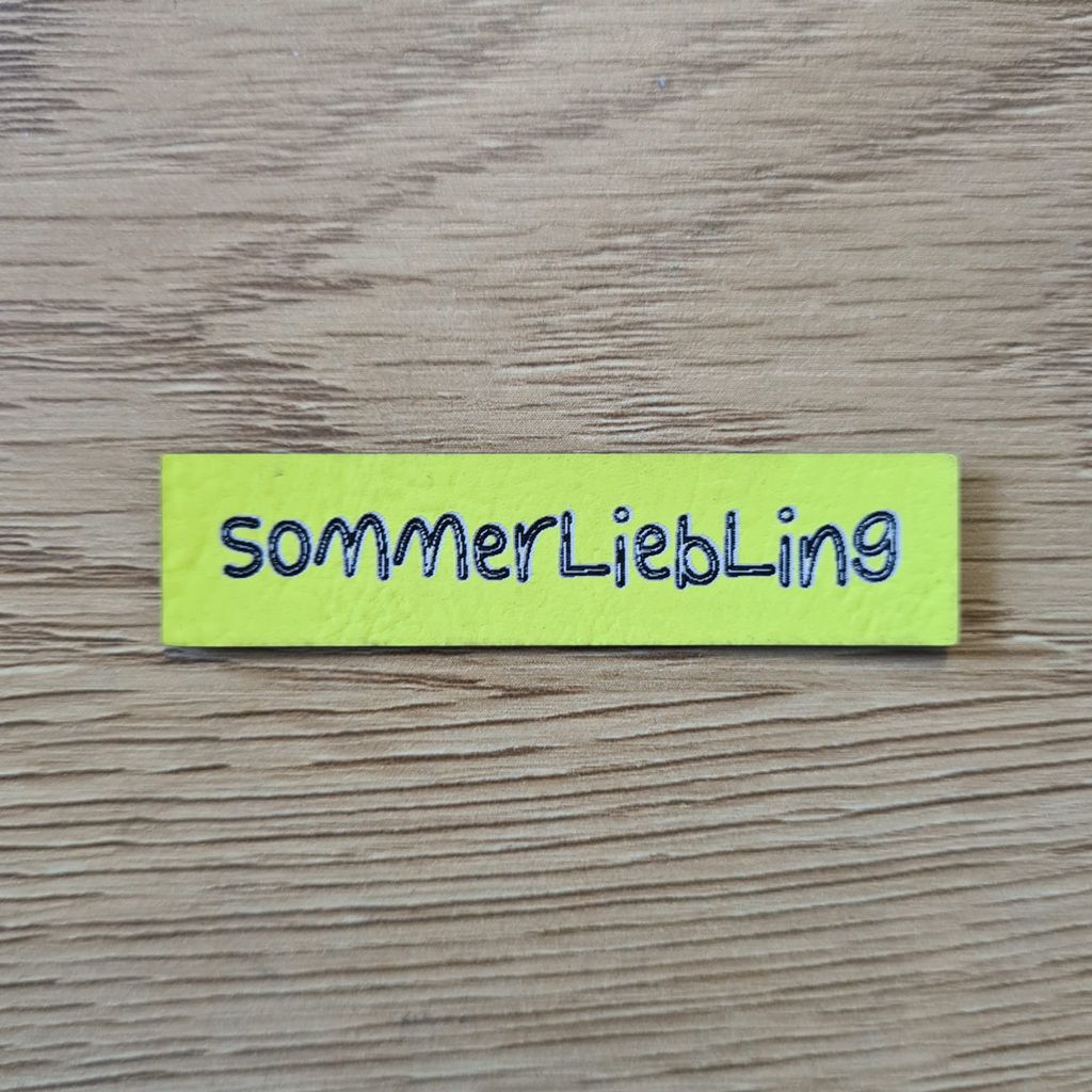 Schmales, rechteckiges neongelbes Kunstleder-Label mit dem Schriftzug „Sommerliebling“, 6 x 1,4 cm, veganes Nählabel für farbenfrohe Sommerkleidung, laser-graviert bei Schnuckidu