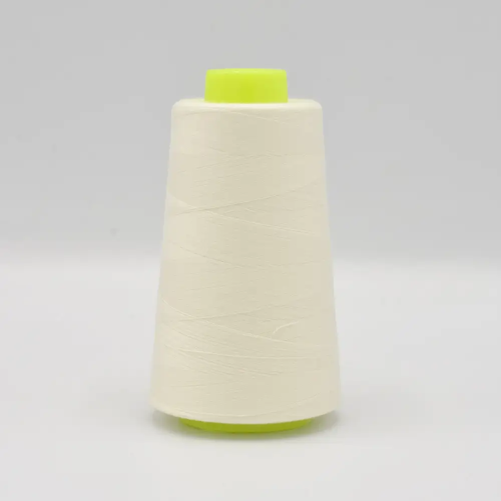 Hochwertiges offwhite Overlockgarn auf der Kone, 2700 m Lauflänge aus 100 % Polyester, reißfest und ideal für unauffällige, helle Versäuberungsnähte.