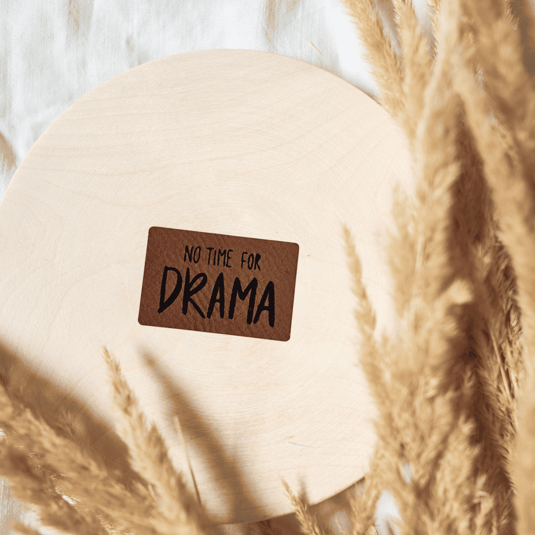 „No time for Drama“ Nählabel 3,7cm x 2,3cm – vegan, handmade, Schnuckidu® Kunstleder Braun/Schwarz