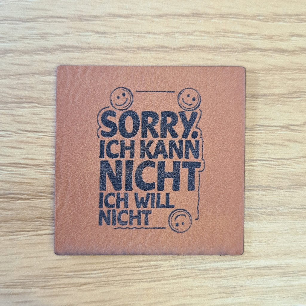 Quadratisches braunes Kunstleder-Label mit dem Spruch „Sorry, ich kann nicht. Ich will nicht.“, ca. 4 x 4 cm, veganes Leder-Patch mit humorvollem Statement, laser-graviert bei Schnuckidu