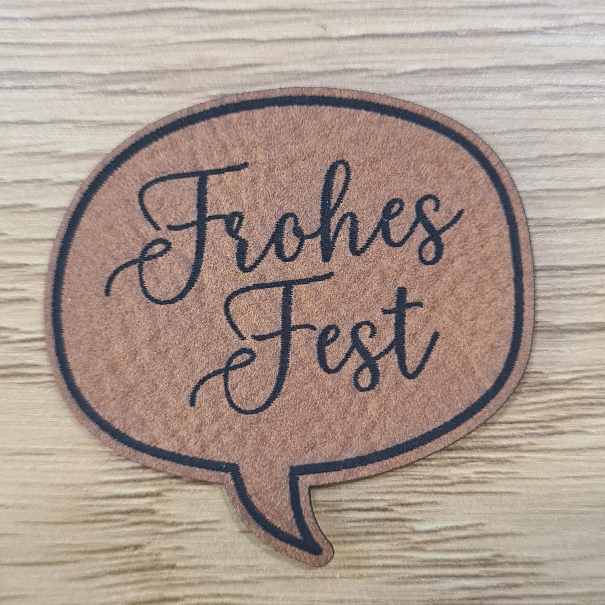 „Frohes Fest“ Nählabel ca. 4×4 cm – vegan, handmade, Schnuckidu® Kunstleder Braun