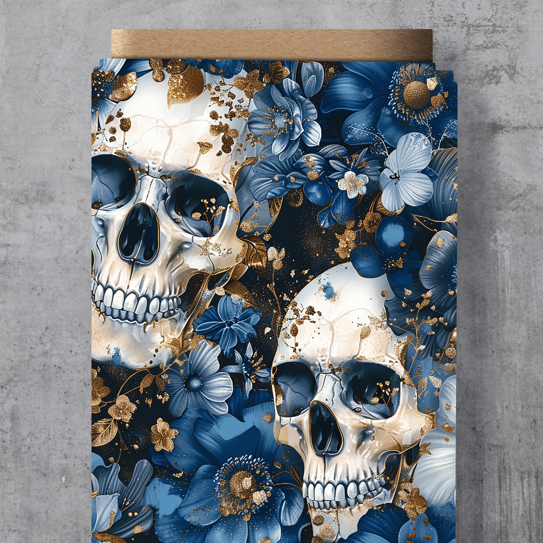 Cooler blauer Motivstoff mit dem beliebten Schnuckidu-Eigendesign „Miss Skull Blue“ – detaillierte Totenköpfe mit wunderschönem floralen Haarschmuck aus bunten Blumen.