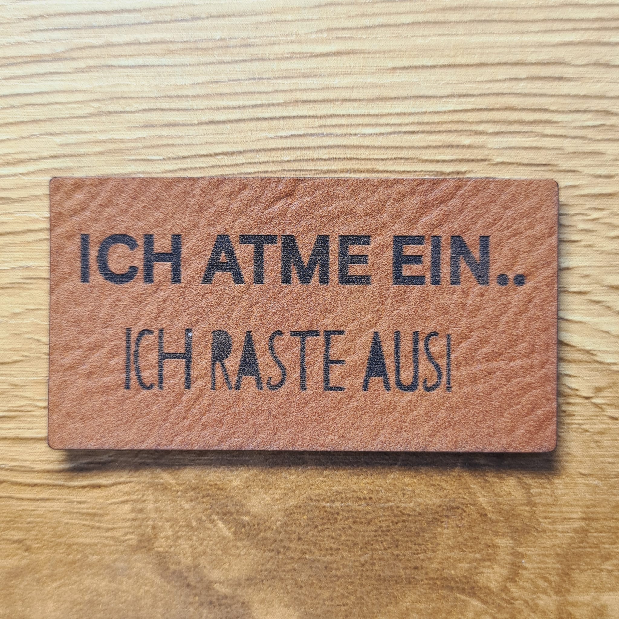 „Ich atme ein, ich raste aus“ Nählabel 5x2,4 cm – vegan, handmade, Schnuckidu® Kunstleder Braun