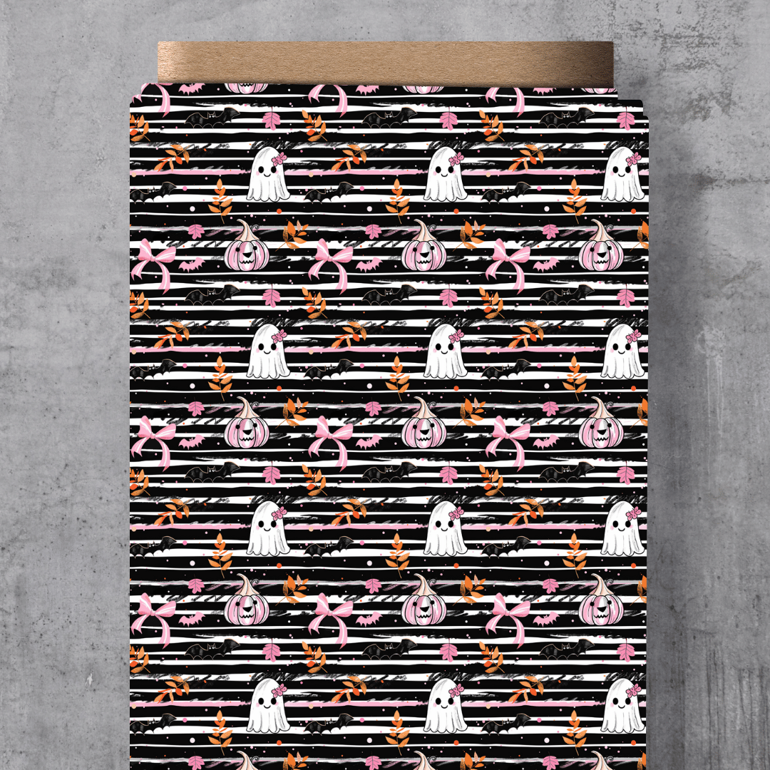 Kontrastreicher Kinderstoff mit dem Schnuckidu-Eigendesign „Geister Schwarz/Weiß“ – niedliche kleine Gespenster im klassischen, zeitlosen Allover-Muster.
