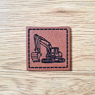 Kunstleder-Label „Bagger“, 4 x 4 cm, Baustellen-Patch für Kinderkleidung, vegan, laser-graviert bei Schnuckidu, in Braun oder Schwarz