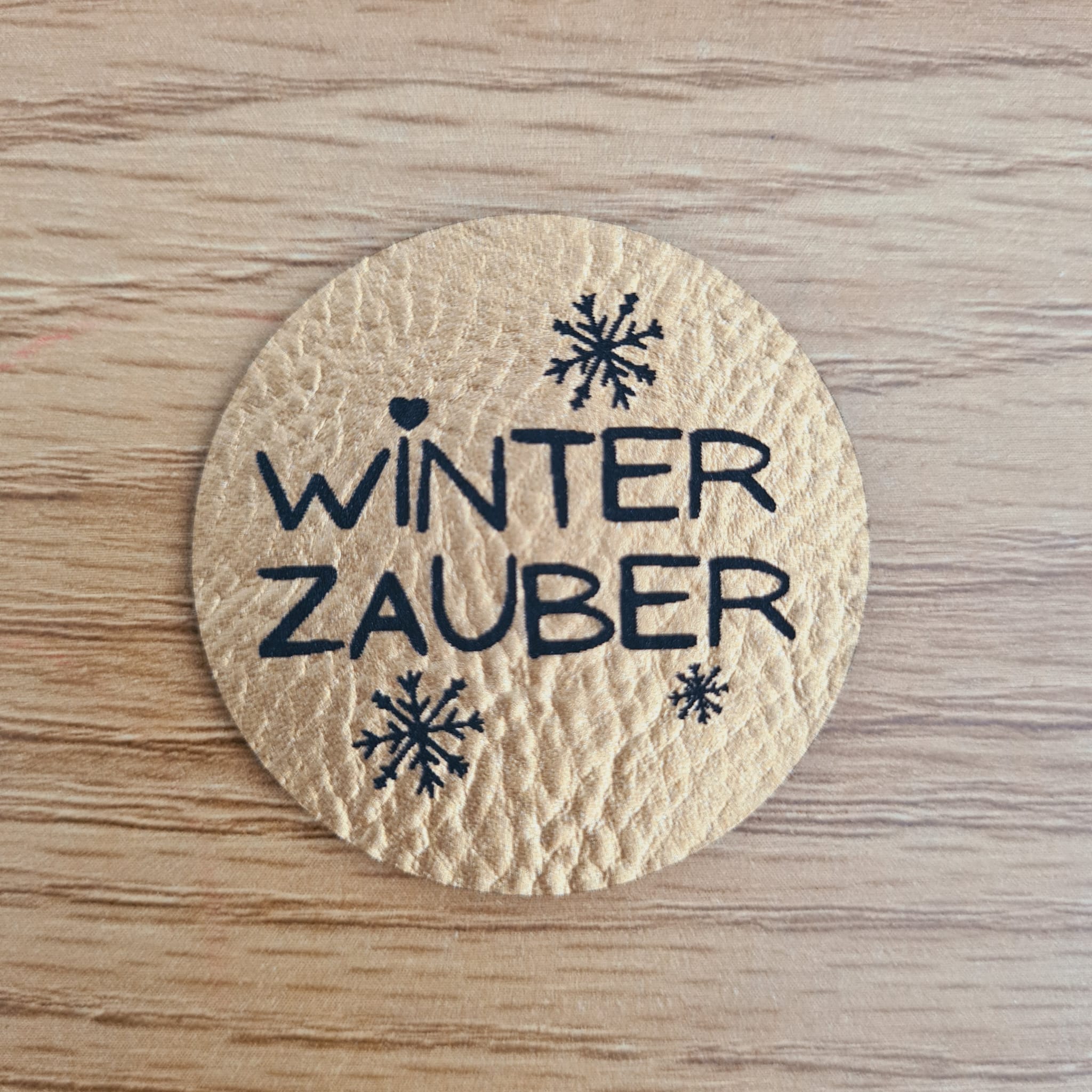 „Winterzauber“ Handmade-Label 4cm rund – vegan, handmade, Schnuckidu® Kunstleder in Gold glänzend 