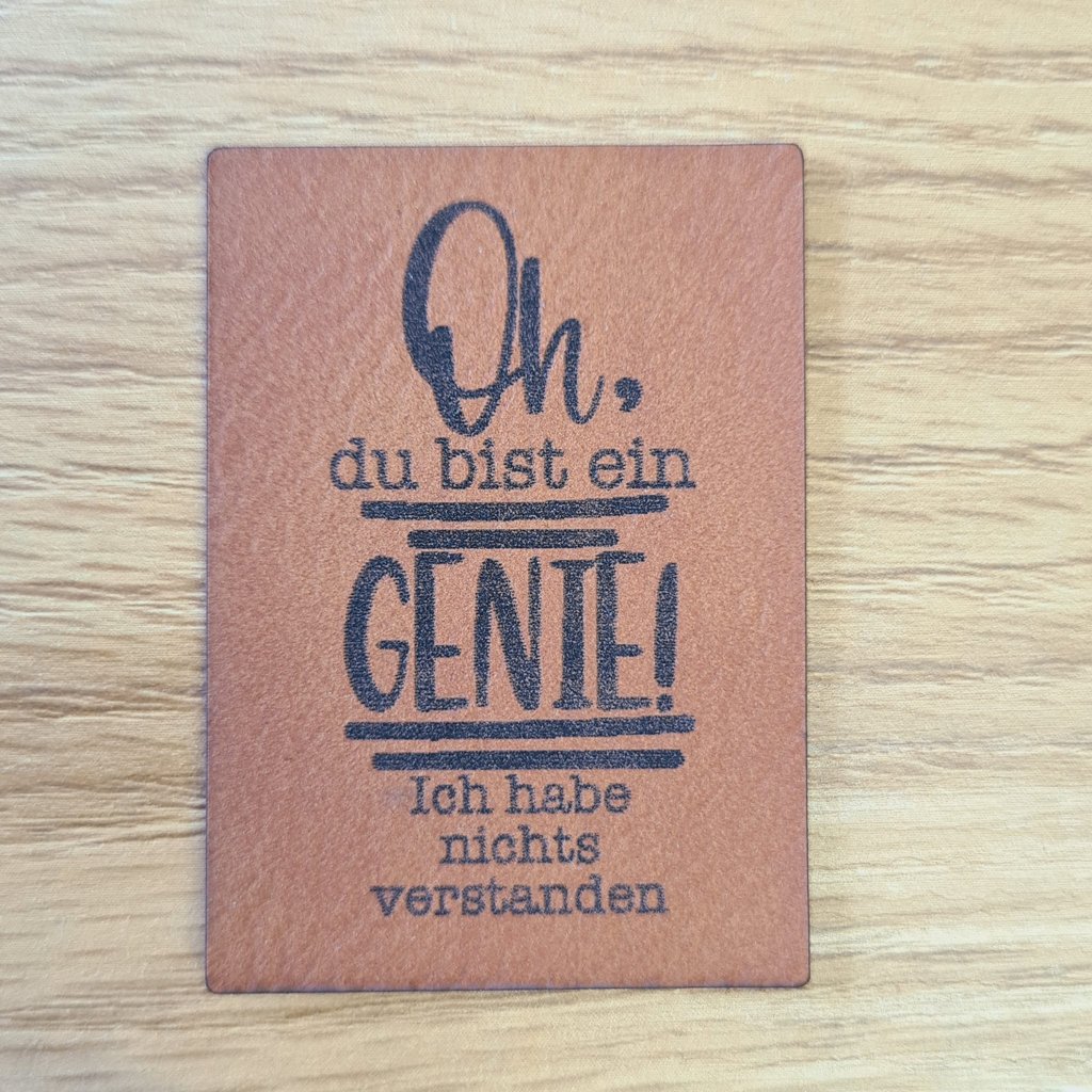 Hochformatiges braunes Kunstleder-Label mit dem Spruch „Oh du bist ein Genie“, ca. 3,8 x 5 cm, veganes Leder-Patch als Anerkennung, laser-graviert bei Schnuckidu