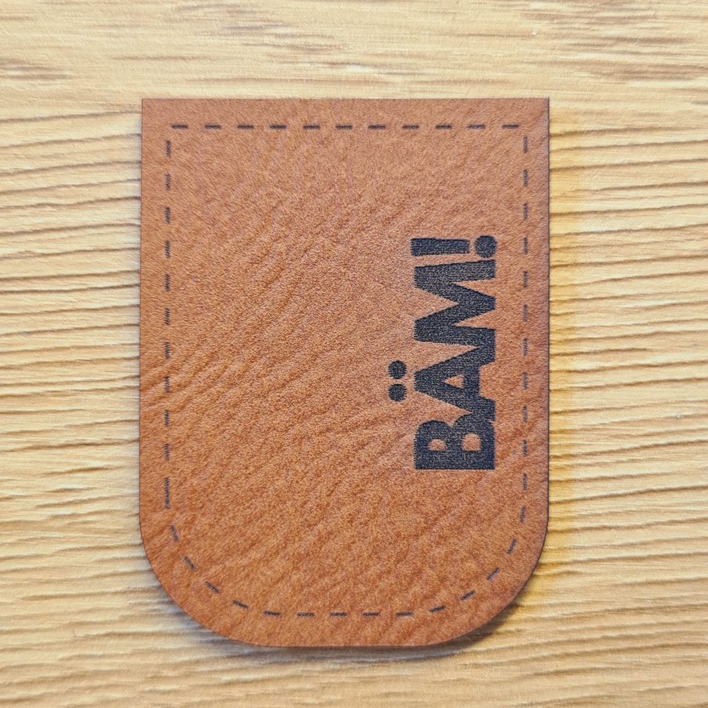 Braunes Kunstleder-Kordelende „BÄM!“, U-förmig zum Aufnähen, ausdrucksstarkes Statement-Label für Hoodies und Taschen, vegan, laser-graviert bei Schnuckidu