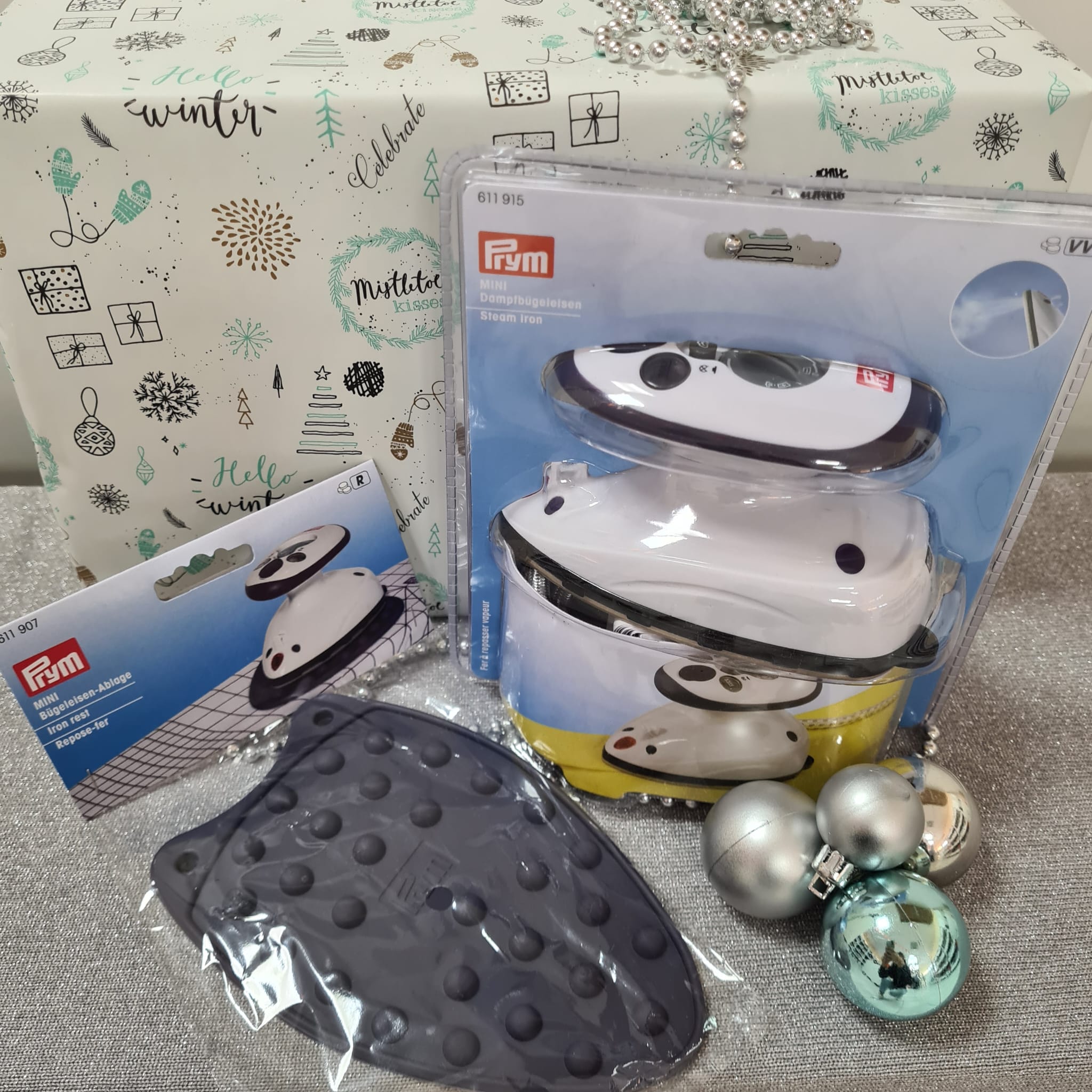 Weihnachtsgeschenk - Prym Dampfbügeleisen Mini & Bügeleisen Ablage weihnachtlich verpackt