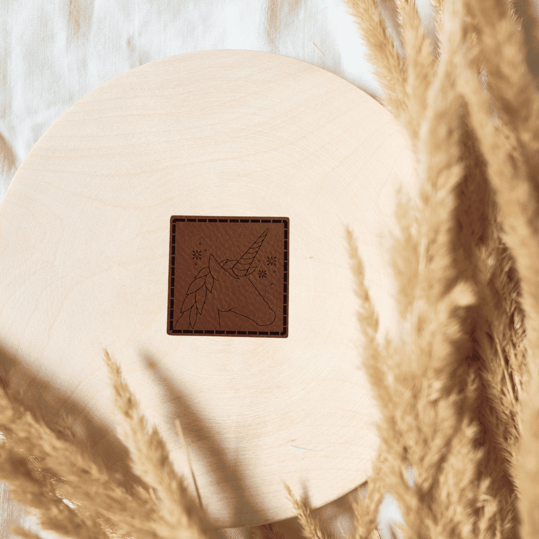 „Einhorn“ Nählabel 4×4 cm – vegan, handmade, Schnuckidu® Kunstleder Braun/Schwarz