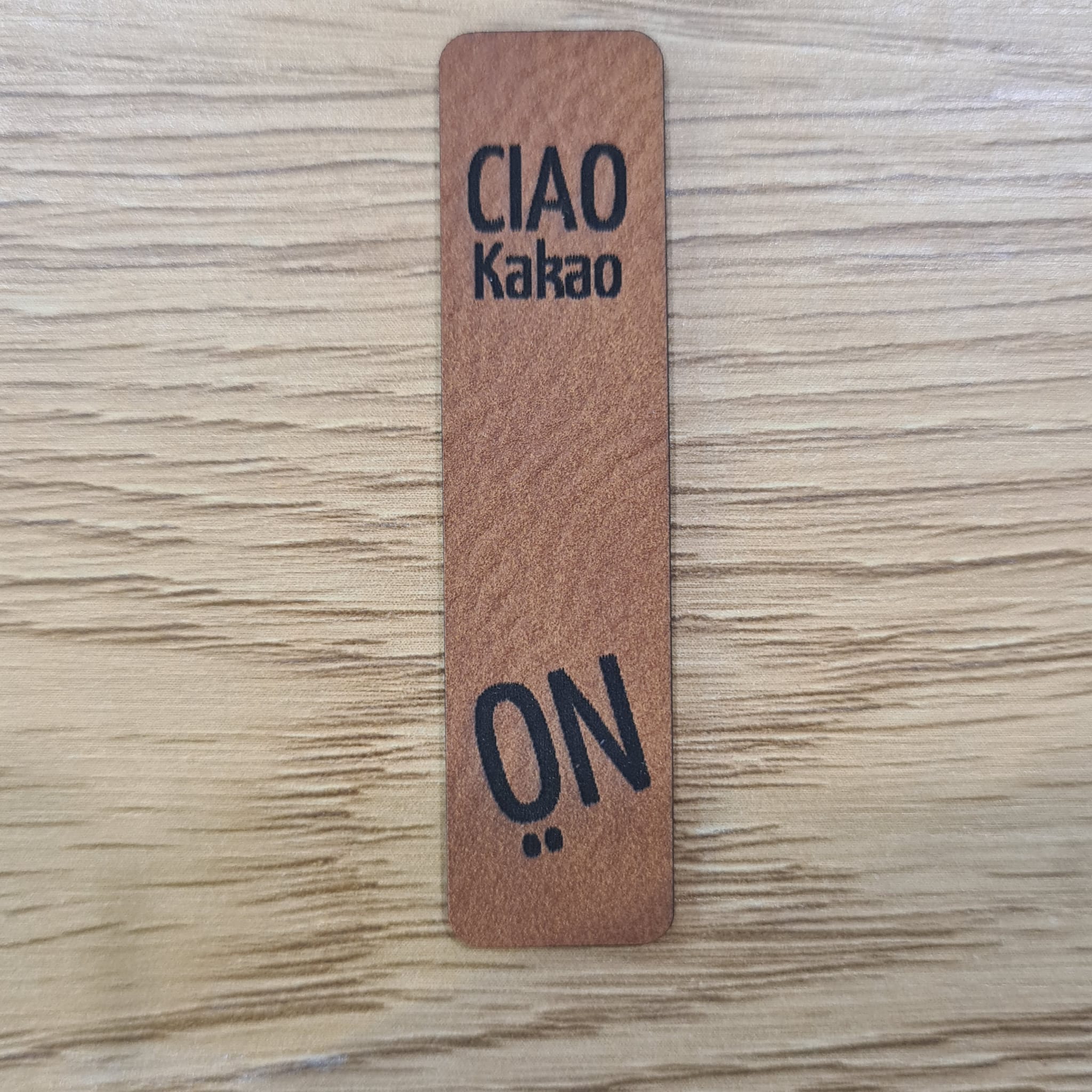 „Nö - Ciao Kakao“ Nählabel/Faltlabel ca. 6×1,5 cm – vegan, handmade, Schnuckidu® Kunstleder Braun