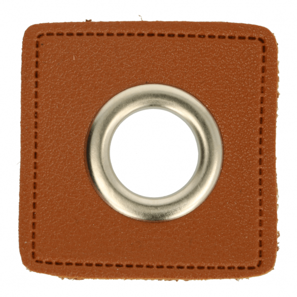 Quadratischer Kunstleder Ösen-Patch in Braun mit 11mm Silber-Öse, 36x36mm Außenmaß, hochwertiges Zubehör für Kordelzüge an Hoodies, Jacken und Taschen.