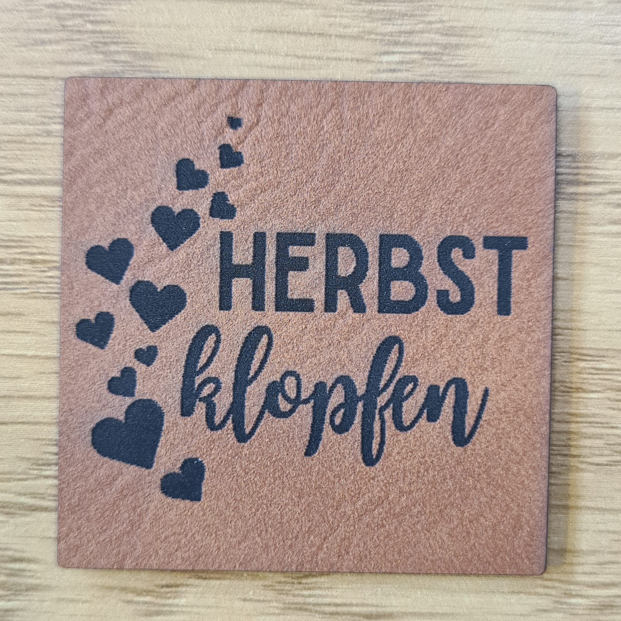 „Herbstklopfen“ Nählabel 4×4 cm – vegan, handmade, Schnuckidu® Kunstleder Braun