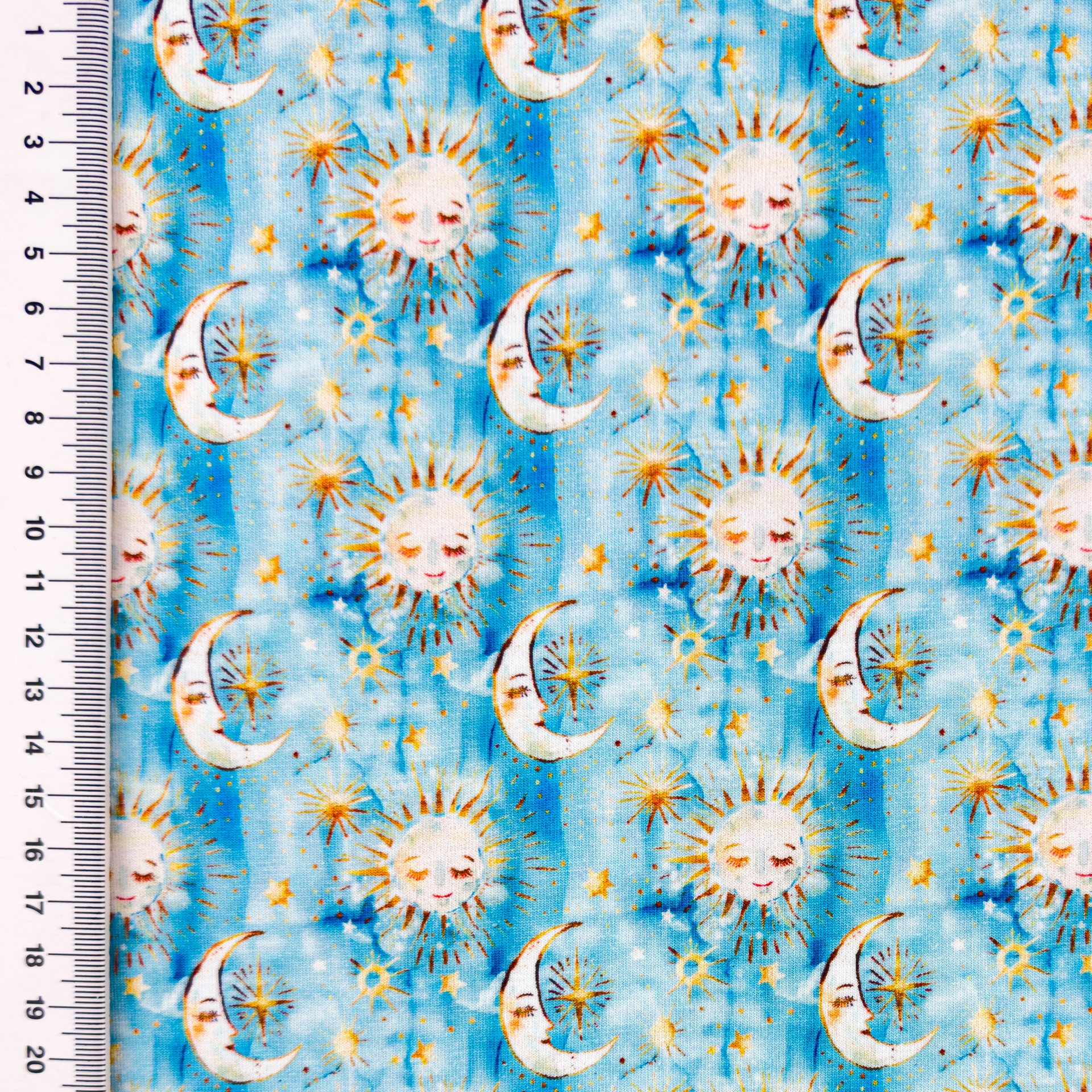 Hochwertiger Baumwolljersey mit liebevollem Sonne- und Mond-Design, 95% Baumwolle, 5% Elasthan, weiche Meterware für Tag- und Nachtträumer