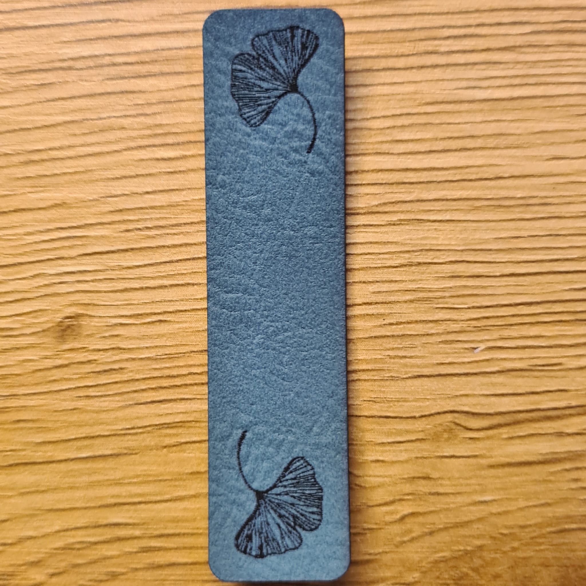 Kunstleder-Label „Ginkgo“ Tag, 6 x 1,4 cm, schmaler Patch in Petrol für Kleidung, vegan, laser-graviert bei Schnuckidu.