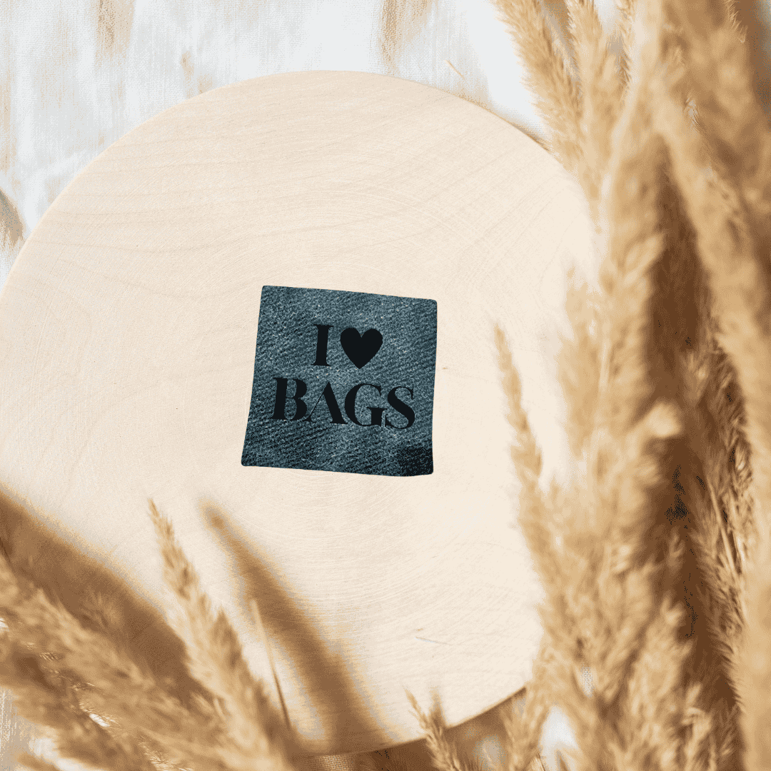 „I love bags“ Nählabel 4×4 cm – vegan, handmade, Schnuckidu® Kunstleder Petrol