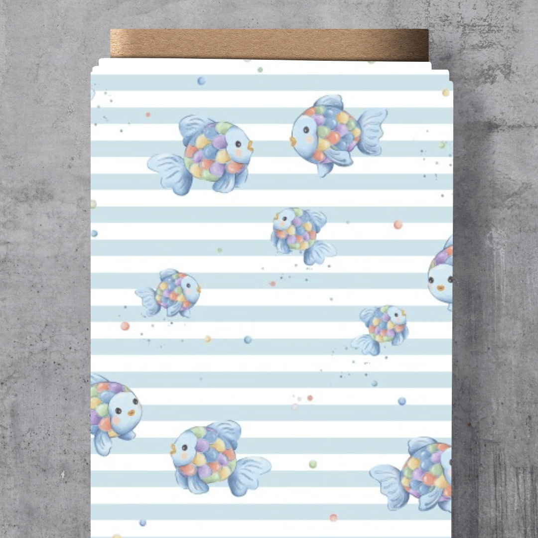 Farbenfroher Kinderstoff mit dem Schnuckidu-Eigendesign „Regenbogenfisch“ – wunderschönes Unterwasser-Szenario mit schillernden Fischen, Korallen und Algen im bunten Aquarell-Look.