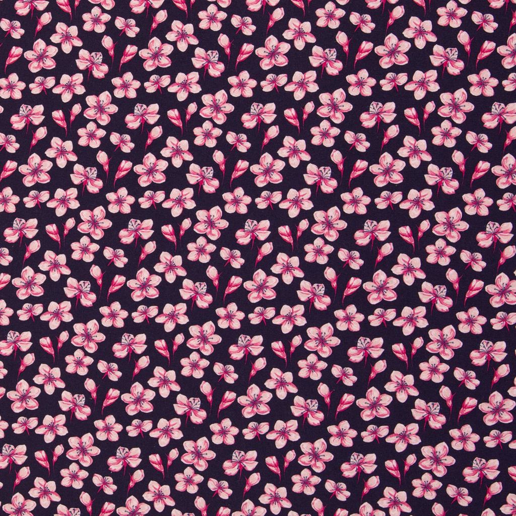 Swafing Motivjersey Kalamos mit dichtem Muster aus rosa und pinken Blüten und Knospen auf dunkelblauem Navy-Hintergrund.