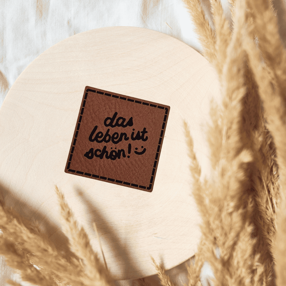 „Leben ist schön“ Nählabel 4×4 cm – vegan, handmade, Schnuckidu® Kunstleder Braun/Schwarz