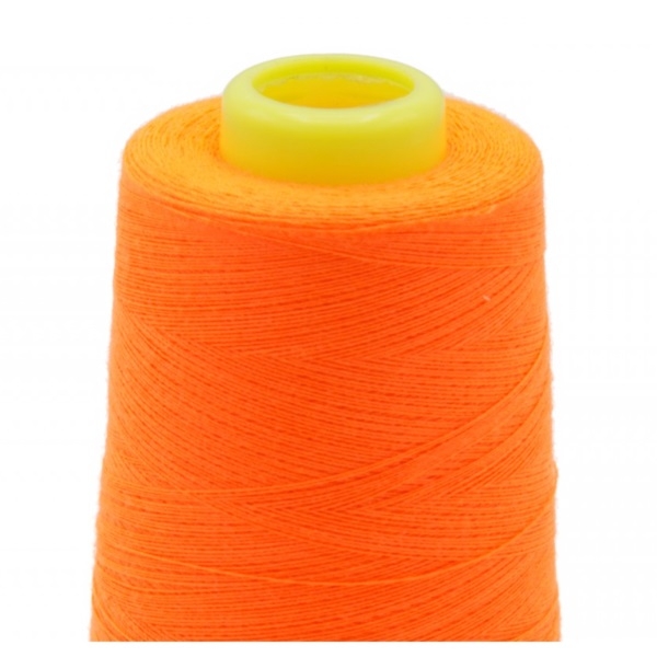 Hochwertiges neon-oranges Overlockgarn auf der Kone, 2700 m Lauflänge aus 100 % Polyester, reißfest und ideal für auffällige, leuchtende Versäuberungsnähte.