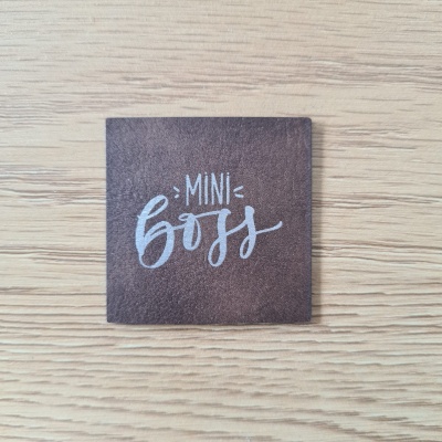 „Mini Boss“ Nählabel 4×4 cm – vegan, handmade, Schnuckidu® Kunstleder Braun/Silber 
