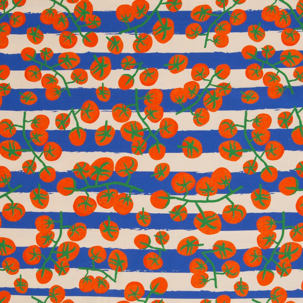 Swafing Canvas Jumble and Zest Tomate von Bienvenido Colorido mit roten Tomaten auf blau-weiß gestreiftem Hintergrund.