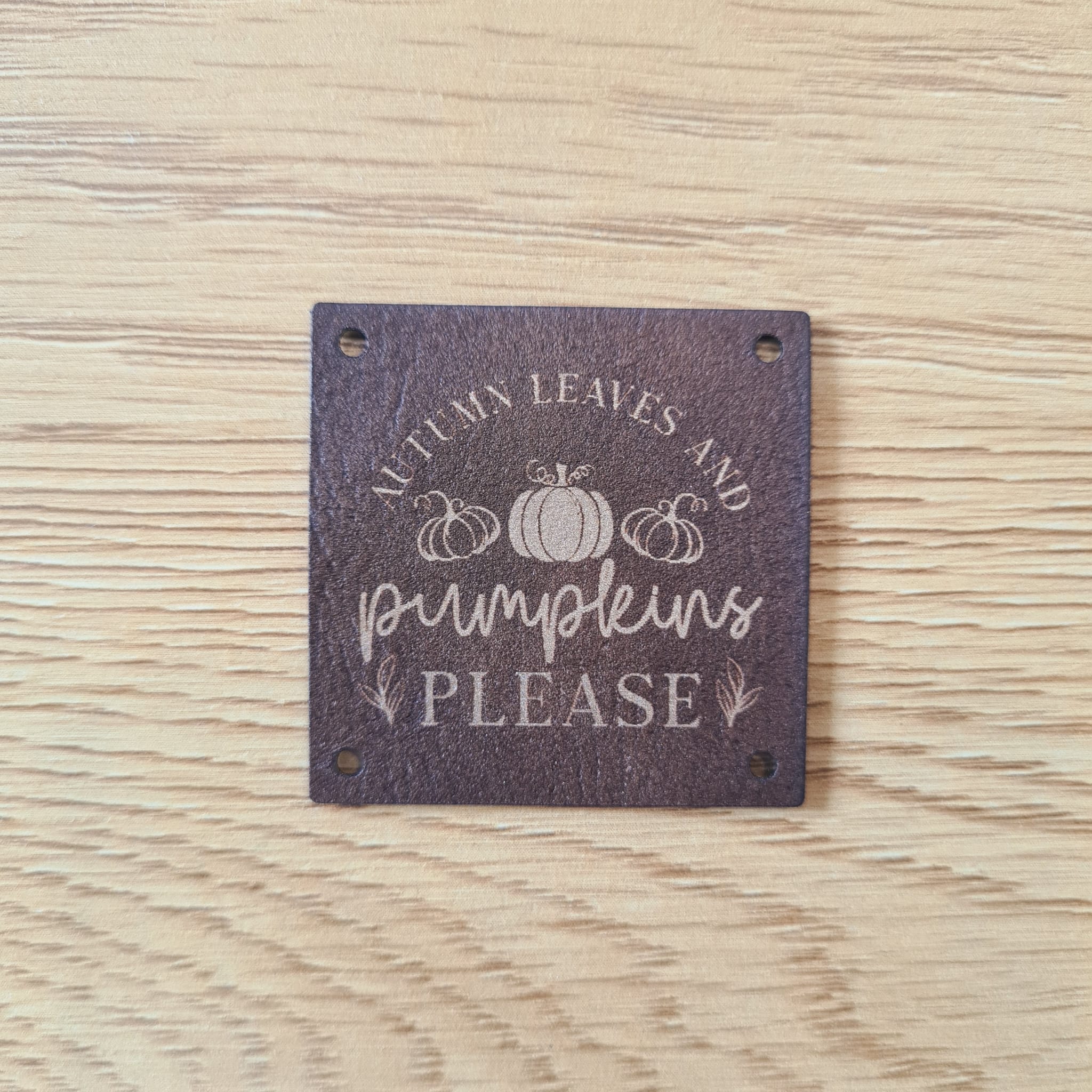 Quadratisches Kunstleder-Label mit „Autumn Leaves and Pumpkins Please“ Schriftzug, 4 x 4 cm, Braun mit Gold-Gravur, vegan, laser-graviert bei Schnuckidu.