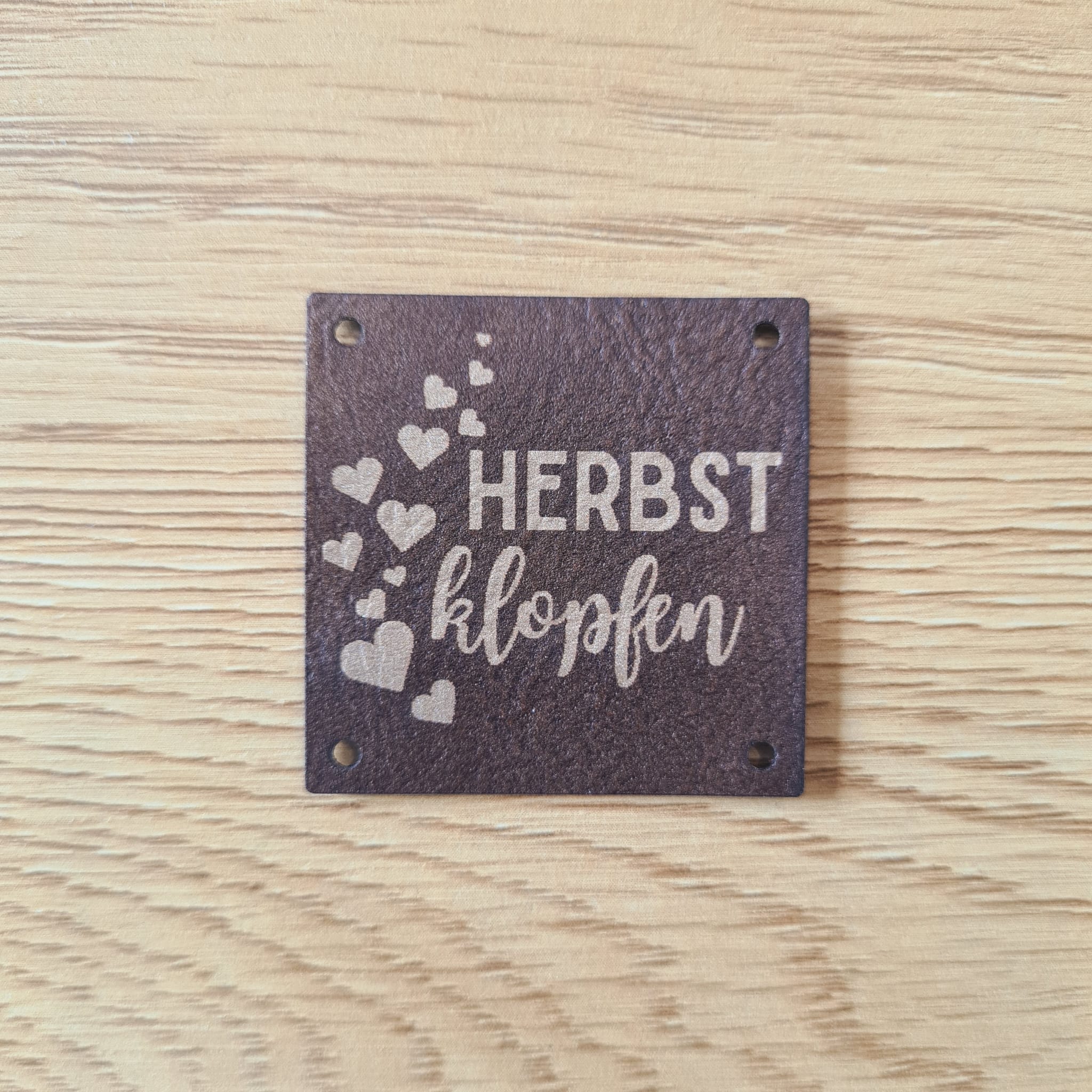 „Herbstklopfen“ Nählabel 4×4 cm – vegan, handmade, Schnuckidu® Kunstleder Braun/Gold