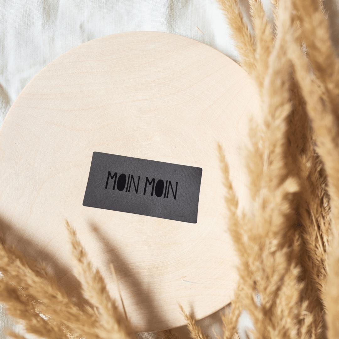 „MOIN MOIN“ Nählabel 2,4×5 cm – vegan, handmade, Schnuckidu® Kunstleder Grau/Schwarz